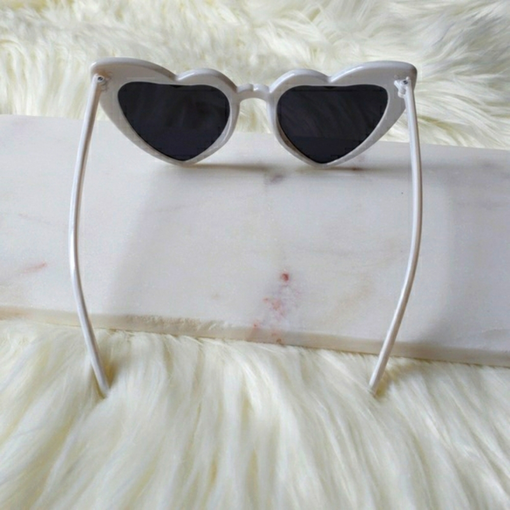Retro White Haert Cat Eye Design Sunglasses - Picture 7 of 8